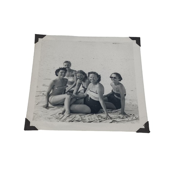Vintage 1951 Photogragh Group of Women Sitting on Panama Beach Florida Laughing - Picture 1 of 3